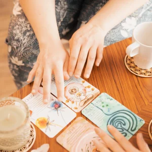 Mélissa Duval propose un soin signature incluant cartomancie, soin énergétique et sonothérapie