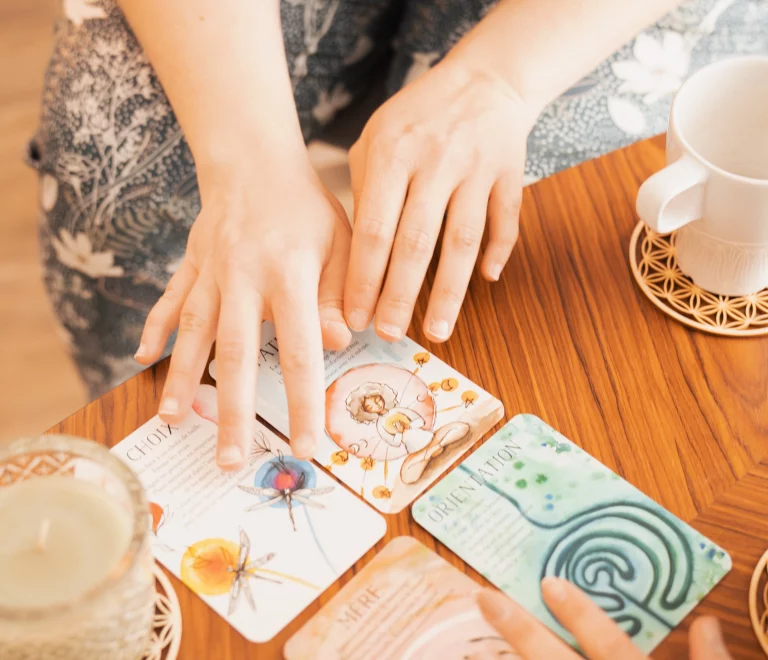 Mélissa Duval propose un soin signature incluant cartomancie, soin énergétique et sonothérapie