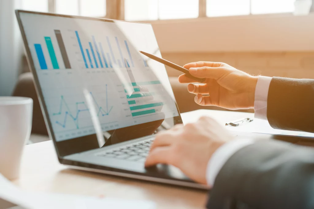 Manager analysant les indicateurs d'absentéisme et de coût du stress en entreprise