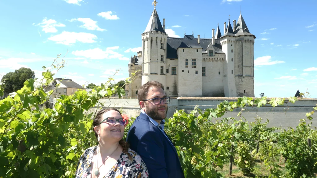 Alexis Lavigne et Mélissa Duval, fondateurs de Terra Sana, devant le château de Saumur